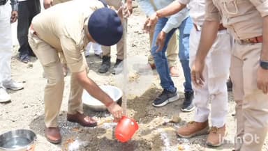 उरई: एट क्षेत्र के नून नदी के पास पुलिस अधीक्षक ने विश्व पर्यावरण दिवस पर वृक्ष रोपण किया, आम जनमानस को किया जागरूक