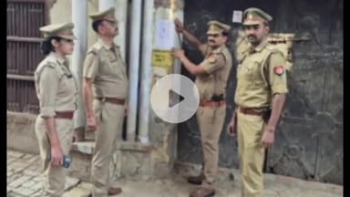 बड़ौत: हत्या के मामले में ₹25000 के ईनामी सिरसली और बिजनौर निवासी आरोपियों के मकान पर कुर्की का नोटिस चस्पा