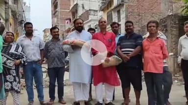 बेतिया: तीन लालटेन चौक पर पुलिया निर्माण के बाद स्थानीय लोगों ने पार्षद रोहित को बुके देकर किया सम्मानित