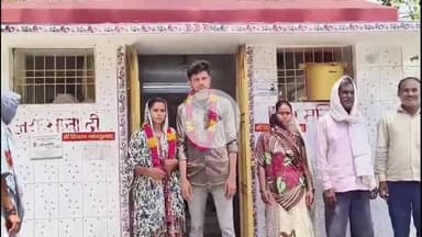 इटावा: सदर तहसील इलाके के कलेक्ट्रेट में युवक-युवती ने मंदिर में एक संगठन के समक्ष रचाई शादी, एक-दूसरे को पहनाई माला