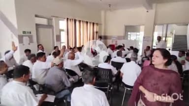 सोनीपत: डेंगू-मलेरिया के संबंध में मलेरिया अधिकारी डॉ आशा सहरावत ने सोनीपत में ली कर्मचारियों की बैठक