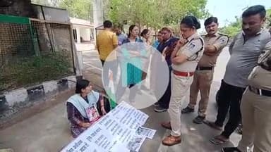 टीकमगढ़: भाई के हत्यारों को पकड़वाने के लिए बहन ने पुलिस अधीक्षक कार्यालय के बाहर किया धरना प्रदर्शन