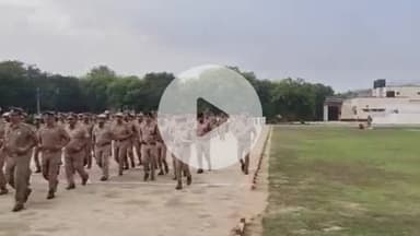 फिरोज़ाबाद: बकरीद और शहर की सुरक्षा व्यवस्था को लेकर पुलिस लाइन ग्राउंड में एसएसपी के नेतृत्व में दंगा रिहर्सल व पुलिस परेड