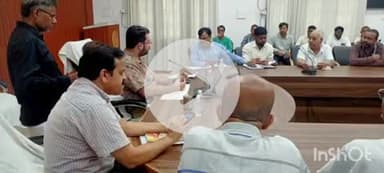 बलिया: मुख्य विकास अधिकारी ने विकास भवन सभागार में प्रधानमंत्री की महत्त्वाकांक्षी योजना PM सूर्य घर की प्रगति की समीक्षा की