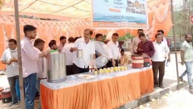 चूरू: कलेक्ट्रेट के आगे आमजन को शीतल पेयजल पिलाया गया, मुख्य कार्यकारी अधिकारी श्वेता कोचर रहीं मौजूद