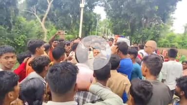 बेगूसराय: लालपुर चौक पर वाहन चेकिंग में पुलिस ने पूर्व मुखिया को पीटा, लोगों का हंगामा