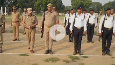 इटावा: सदर क्षेत्र के रिजर्व पुलिस लाइन में परेड का आयोजन किया गया, एसएसपी ने ली परेड की सलामी