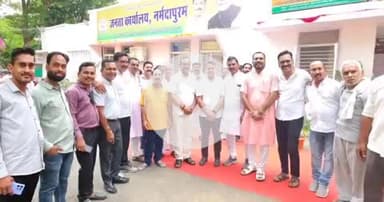 बाबई: माखन नगर: विधायक सांसद दर्शन सिंह चौधरी जनता कार्यालय के शुभारंभ कार्यक्रम में हुए शामिल