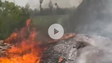 नौगावां सादात: नौगांवा के गांव बोरी बोरा में गाने की खोई में अज्ञात कारणों से लगी आग, मची अफरा-तफरी