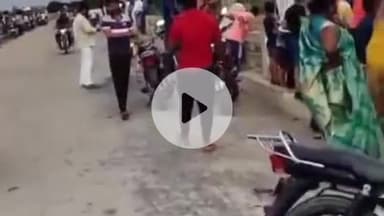 बांसगांव: रकहट पुल से किशोरी ने राप्ति नदी में लगाई छलांग, चप्पल उतारकर रेलिंग पर चढ़ी, बचाने की कोशिश नाकाम