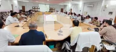 बलिया: जिलाधिकारी मंगला प्रसाद सिंह ने कलेक्ट्रेट सभागार में बाढ़ पूर्व की तैयारियों के संबंध में बैठक की