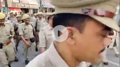 कोल: ईद के चलते कमिश्नर और DIG ने पुलिस बल व RAF के साथ शहर में किया पैदल मार्च, शांतिपूर्ण त्यौहार मनाने की अपील की