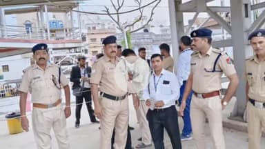 सासाराम: सासाराम स्टेशन पर मेगा टिकट चेकिंग में 180 बिना टिकट यात्री पकड़े गए