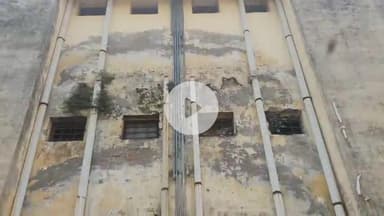 रामपुर: बगीचा आमना के सरकारी भवन में रहने वाले सैकड़ों लोग बीते कई वर्षों से बिजली, पानी, गंदगी जैसी समस्या से बेहाल #jansamasya