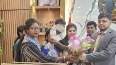 बलियापुर: प्रखंड प्रमुख ने धनबाद डीसी का बुके देकर किया स्वागत, विकास योजनाओं को धरातल पर उतारने की मांग