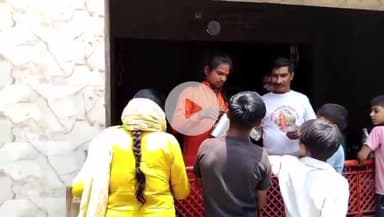 धनौरा: गजरौला बस्ती स्थित हनुमान मंदिर पर गर्मी से बेहाल लोगों को कराया गया शरबत वितरण