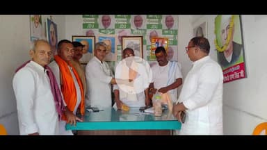 मछुआरा  आयोग का उपाध्यक्ष बनने पर  बक्सर जिला कार्यालय  आगमन पर  पूर्व मंत्री सह प्रदेश उपाध्यक्ष श्री अजित चौधरी का स्वागत करते जिलाध्यक्ष अशोक सिंह एवं कार्यालय प्रभारी राजेश  कुशवाहा एवं  रवि राज 🙏🙏💐💐