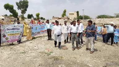 बीदासर: छापर स्थित गांधी सरोवर तालाब पर नगरपालिका के कार्मिकों ने किया श्रमदान