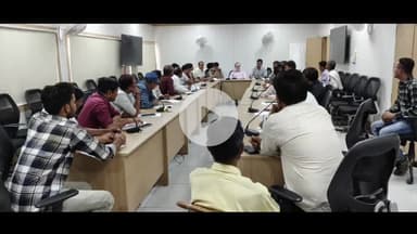 दमोह: कलेक्टर कार्यालय में स्कूल बस ऑपरेटरों की बैठक, सुरक्षा मानकों के पालन के निर्देश