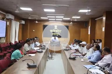श्योपुर: कलेक्टर कार्यालय में हुई समीक्षा बैठक, कलेक्टर ने मेडिकल कॉलेज रोड को शीघ्र पूरा करने के दिए निर्देश