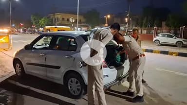 चूरू: पुलिस लाइन के पास सदर थाना के सामने पुलिस ने की नाकाबंदी, वाहनों की तलाशी ली, 10 वाहनों के काटे चालान