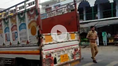 तरबगंज: बकरीद को लेकर वजीरगंज पुलिस ने दरगाह व मस्जिदों का लिया जायजा, पैदल गश्त कर खुराफातियों को दी चेतावनी