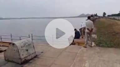 झांसी: पहुज नदी स्थित सिमरधा डैम में मिला अज्ञात युवक का शव, पुलिस ने मेडिकल कॉलेज की मोर्चरी में भेजा