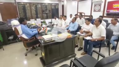 कांके: समाहरणालय में उपायुक्त ने विद्युत लाइन, ट्रांसफार्मर और एलटी लाइन के सुदृढ़ीकरण को लेकर बैठक की