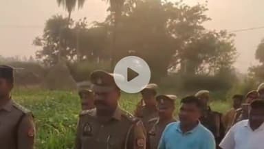 नौगावां सादात: बकरा ईद के मद्देनज़र नौगांवा क्षेत्र में सीओ ने पुलिस बल के साथ किया फ्लैग मार्च