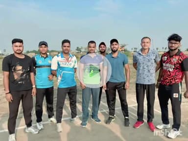 लखीसराय: नया बाजार ओझवा पोखर मैदान में प्रीमियर लीग की शुरुआत, पुलिस टीम ने खैरा को 43 रन से हराया