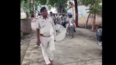 उचकागांव: उचकागांव थाना क्षेत्र में बकरीद पर्व को लेकर पुलिस पदाधिकारियों के नेतृत्व में निकाला गया फ्लैग मार्च