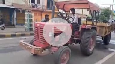 झांसी: नगर निगम का गंदगी साफ करने वाला ट्रैक्टर फैला रहा रोड पर गंदगी, वीडियो हुआ वायरल, किसान बाजार रोड का बताया जा रहा है