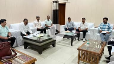 रामपुर: गेस्ट हाउस में विशेष सचिव अरुण प्रकाश ने आगामी त्योहारों की तैयारी को लेकर सभी ईओ के साथ समीक्षा बैठक की