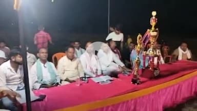 बिहिया: पीलापुर में डे नाइट क्रिकेट टूर्नामेंट का उद्घाटन राजद के युवा नेता किशोर कुणाल उर्फ राजू यादव ने किया