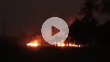 विभूतिपुर: विभूतिपुर के मुस्तफापुर वार्ड 8 में पंचायत सरकार भवन के पीछे शुक्रवार रात चौंर में लगी भीषण आग