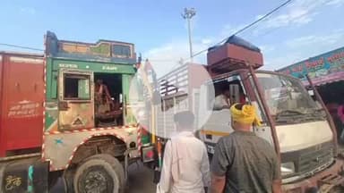 परिहार: परवाहा चौक पर दो ट्रक आपस में टकराए, कोई हताहत नहीं