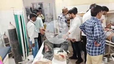 सीतापुर: पक्के पुल के समीप आलोक जौहरी क्लीनिक के पास तेज रफ्तार अज्ञात वाहन ने मोटरसाइकिल को जोरदार टक्कर मारी, दो लोग हुए घायल