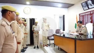 सीतापुर: पुलिस अधीक्षक ने शुक्रवार को पुलिस लाइन ग्राउंड में पहुंचकर सलामी ली और निरीक्षण किया