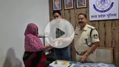 टीकमगढ़: परवेज खान ने पेश की ईमानदारी की मिसाल, SP कार्यालय में महिला को लौटाए ₹37000 व एक मोबाइल