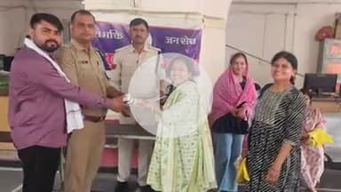 टीकमगढ़: कोतवाली पुलिस ने ₹1,50,000 के सोने के आभूषण सहित बैग खोजकर आवेदकों को सौंपा