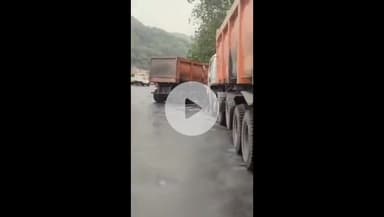 सिंगरौली: मोरवा जयंत मार्ग पर खदान के पास तेज रफ्तार ट्रेलर नाली में घुसा, चालक बाल-बाल बचा