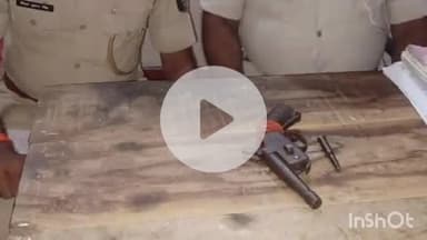 पुनपुन: कलावनचक गांव के पास पुलिस ने एक दुकान से देसी कट्टा और गोली बरामद की