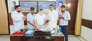 पूर्व विधायक बंसल जी ने अपने आवास पर मेरे जन्मदिन पर केक काटकर मुझे अपना आशीर्वाद दिया और सभी ने मुबारकबाद दी l