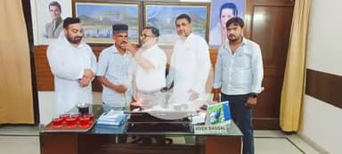 महानगर अध्यक्ष नावेद खान जी ने सभी के साथ मेरे जन्मदिन पर मुझे तोहफा दिया 
अकील अहमद कस्सार महानगर प्रवक्ता अलीगढ़