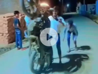 हसनपुर: आदमपुर के गांव शाहबाजपुर ढोला में बाइक से खतरनाक स्टंट करते युवक का वीडियो हुआ वायरल