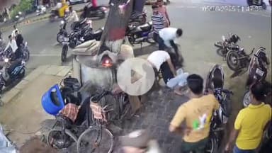 झांसी: आशिक चौराहे के पास सरेबाजार दबंगई, रोडरेज के चक्कर में सड़क पर हुई मारपीट