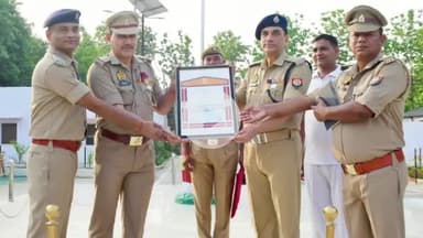 रामपुर: एसपी ने रिजर्व पुलिस लाइन में राष्ट्रपति द्वारा भेजे गए पदक से प्रभारी निरीक्षक खेम सिंह को किया सम्मानित