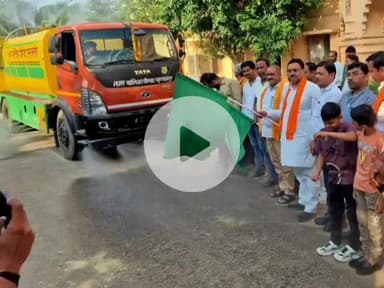 सुल्तानपुर: बढ़ती गर्मी व हीट वेव से बचाव हेतु वाटर स्प्रिंकलर व हाई प्रेशर जेटिंग मशीन को पालिकाध्यक्ष ने दिखाई हरी झंडी