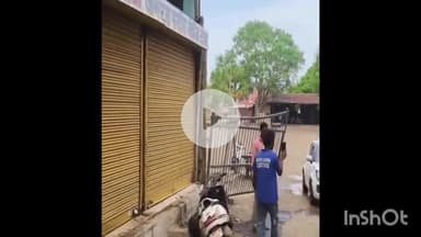 कुरवाई: मंडी बामोरा: लापरवाह डीजे चालक ने गल्ला मंडी का गेट तोड़ा, स्कूटी व ठेला भी क्षतिग्रस्त