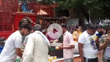 गजरौला के साईं मंदिर पर ब्लॉक प्रमुख गजरौला मीनाक्षी चौधरी ने गर्मी से बेहाल लोगों किया शीतल एवं ठंडा शरबत वितरण